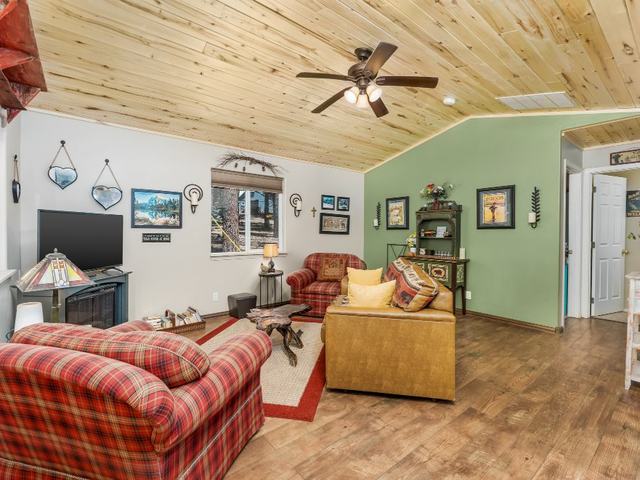 Hidden Pines living room with plaid sofas