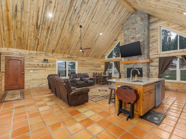Mountain View's vaulted living room and kitchen